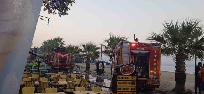 Balıkesir Akçay Kordonda Çıkan Yangında 3 İş Yeri Yandı