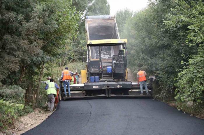 Akyazı’da Asfalt Mesaisi Sürüyor