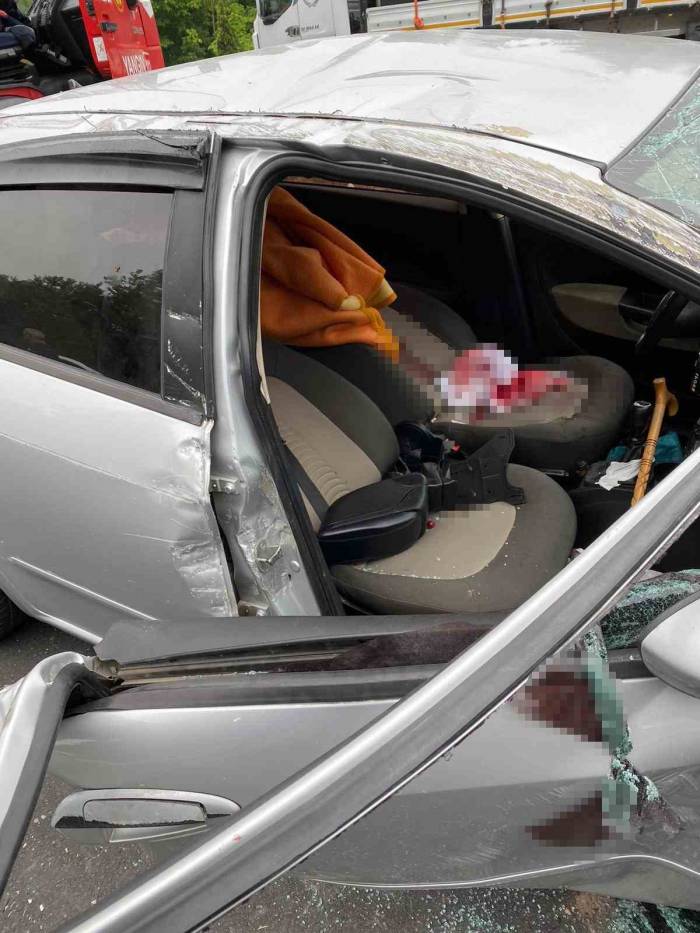 Kontrolden Çıkan Otomobil Önce Bariyerlere Sonra Tıra Çarptı: 2 Yaralı