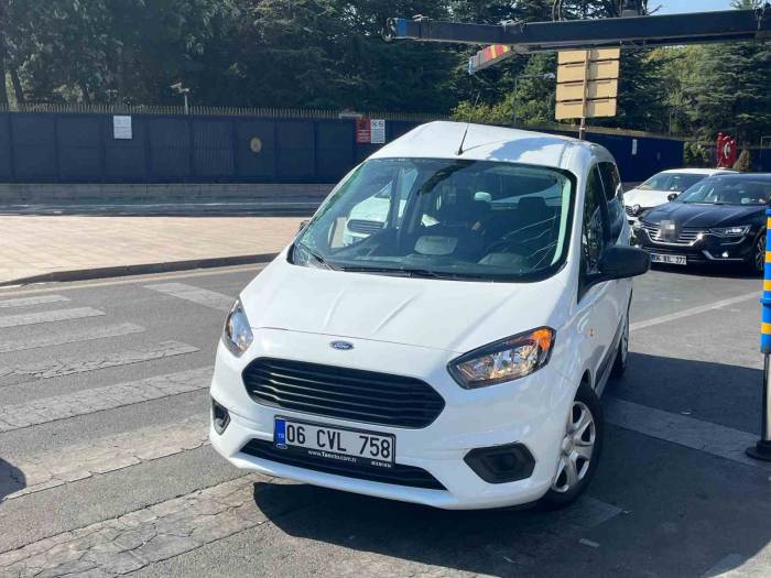 Başkent’te Kırmızı Işıkta Geçen Belediye Otobüsü Otomobile Çarptı