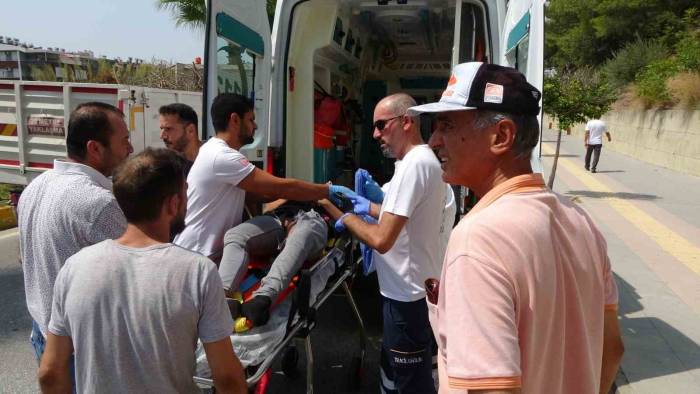 Motosiklet Park Halindeki Kamyona Çarptı: 1 Yaralı