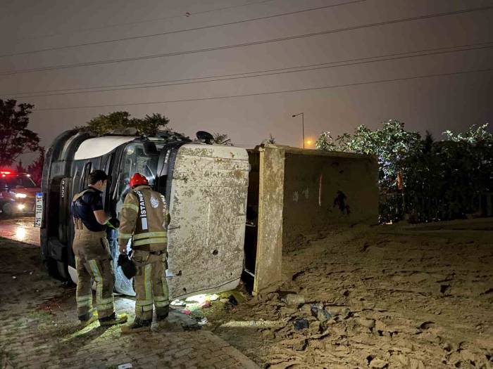 Başakşehir’de Virajı Alamayan Hafriyat Kamyonu Yan Yattı: 1 Yaralı
