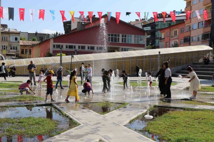 Bayburt’ta Kavurucu Sıcaklarda Çocuklar Fıskiyelerle Serinledi