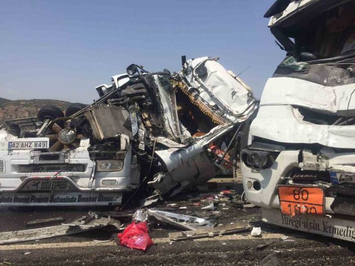 Saman Yüklü Tır İle Kimyasal Madde Yüklü Tanker Kafa Kafaya Çarpıştı, 2 Yaralı