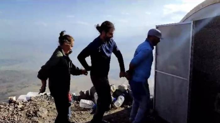 Yabancı Turistler Ağrı Dağı Zirvesinde Halay Çekti