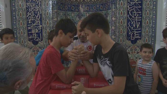 Kur’an Kursuna Gelen Çocuklar İçin Bilek Güreşi Turnuvası Düzenlendi