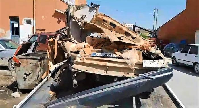 Üzerine Tuğla Devrilen Otomobil Kağıt Gibi Ezildi: 2 Yaralı
