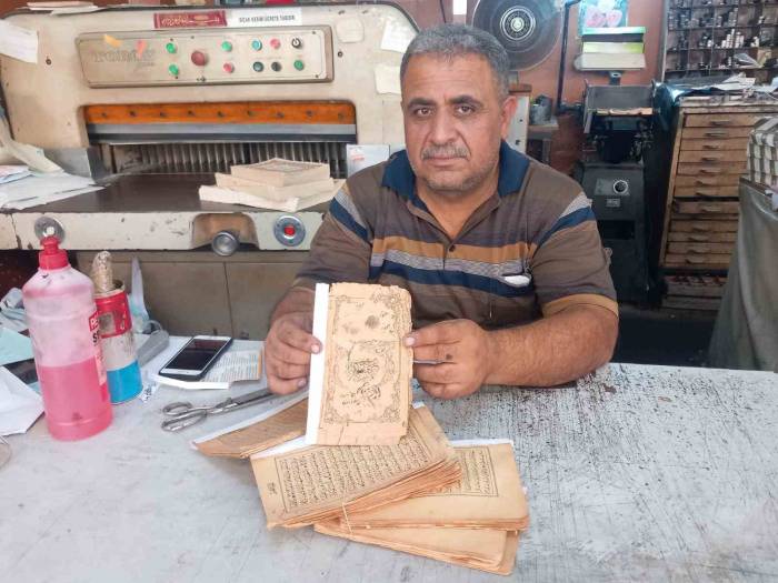 Yıpranmış Kur’an-ı Kerim’leri Aşkla Onarıyor