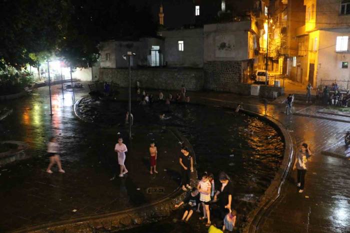 Karanlığı Aldırış Etmeyen Çocuklar Anzele Suyunda Serinliyor