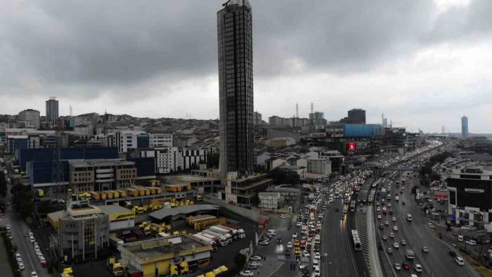 Haramidere’de E-5 Karayoluna Giren Bina Milyonlarca İnsana Trafik Çilesi Oluşturuyor