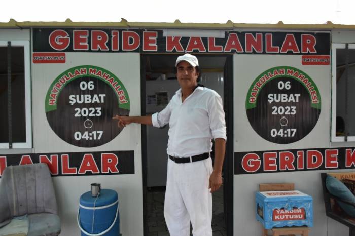 Depremde Kaybettiği Eşi, Kızı Ve Mahallelileri Anısına Bu Konteyneri Açtı