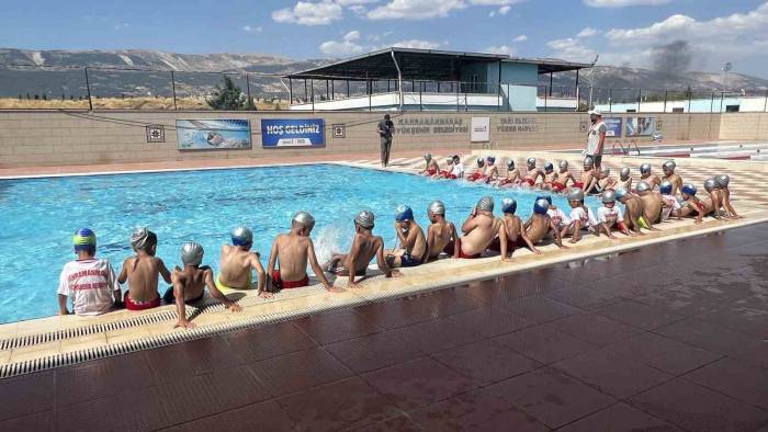 Çocuklar Bir Yandan Spor Yapıyor, Bir Yandan Sosyalleşiyor