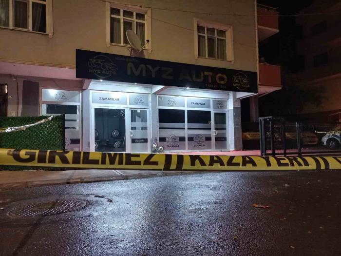 Oto Galeriye Silahlı Saldırı: Kurşunlayıp Otomobille Kaçtılar