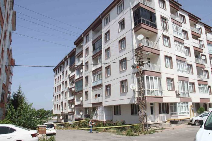 Apartmanın 4’üncü Katından Düşen Zihinsel Engelli Çocuk Yaşama Tutunamadı