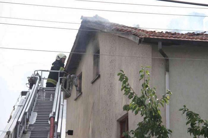 Konserve Pişirmek İçin Yakılan Ateş Çatıda Yangın Çıkardı