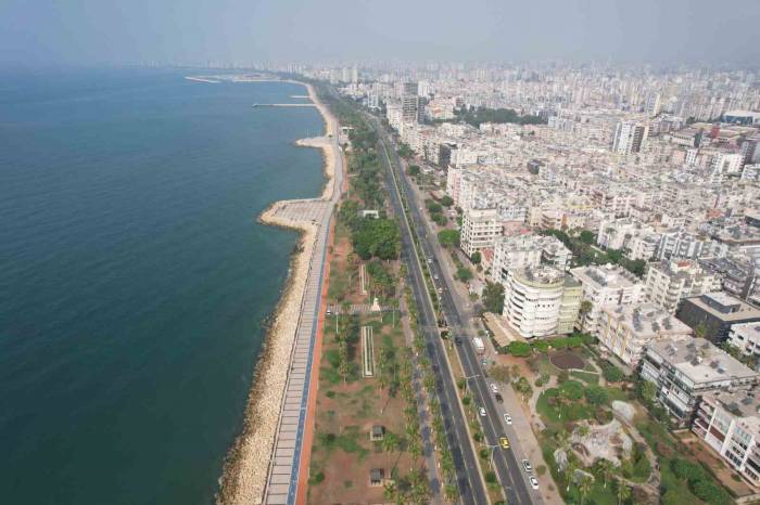 Sıcak Hava İnsanları Evlere Hapsetti