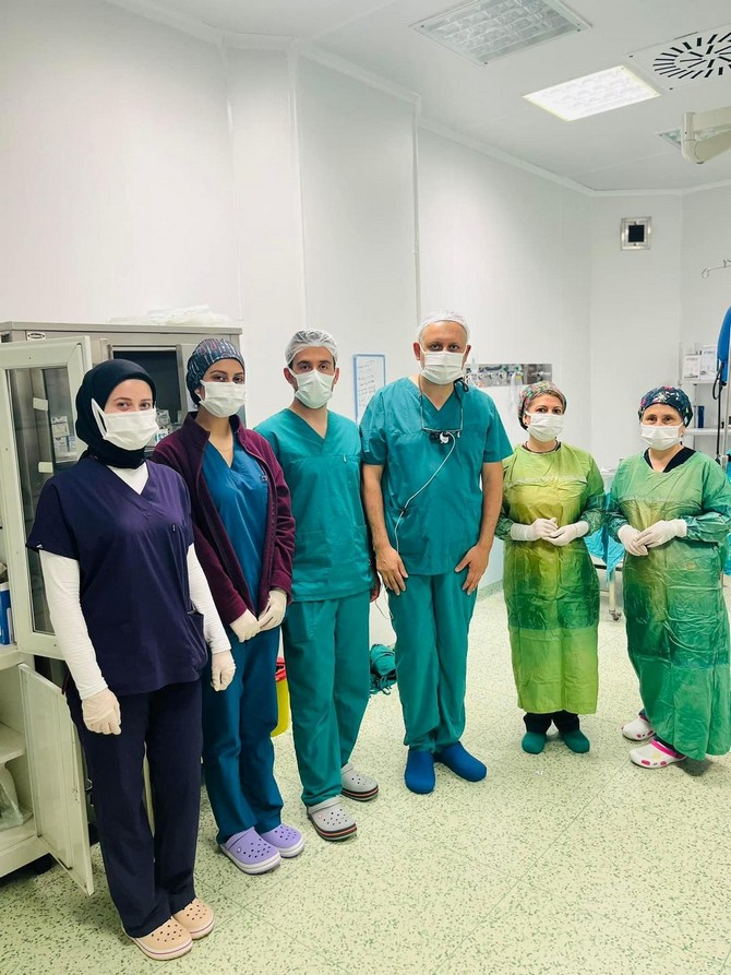 rize-devlet-hastanesinde-ilk-kez-bir-hastayi-uyutmadan-karotis-endarterektomi-sah-damari-ameliyati-yapildi-3.jpg