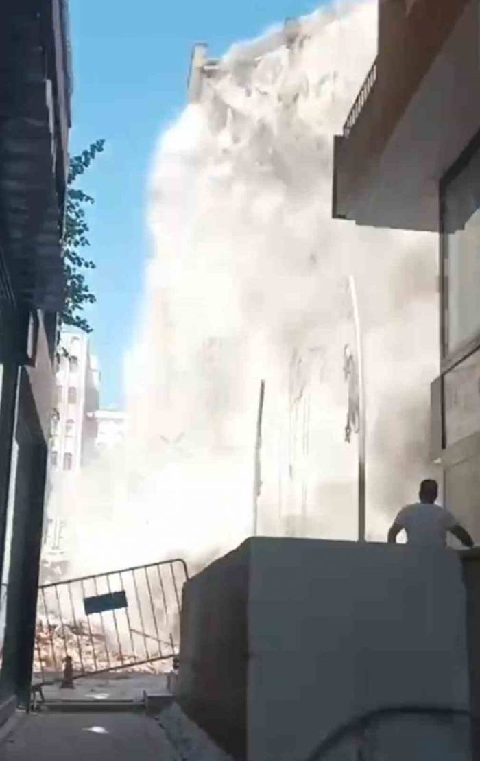 Şanlıurfa’da Depremden Hasar Gören Bina Islık Sesiyle Yıkıldı