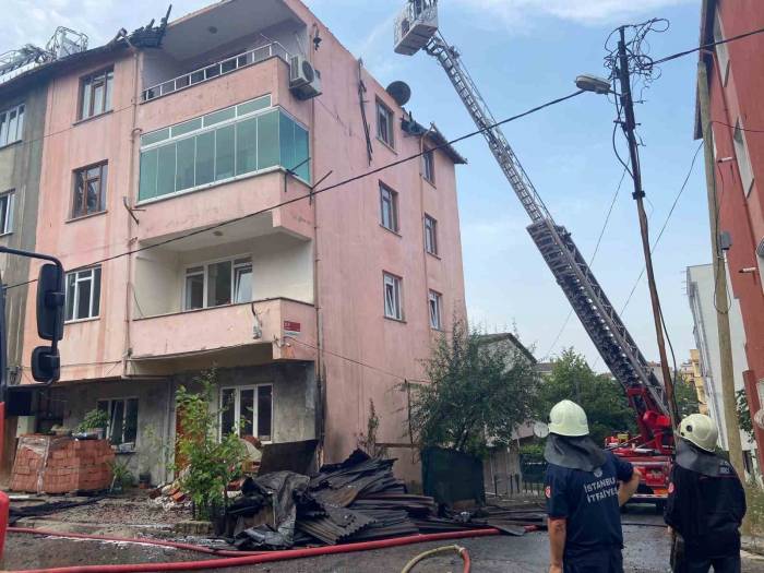 Sultanbeyli’de 3 Katlı Binanın Çatısı Alevlere Teslim Oldu