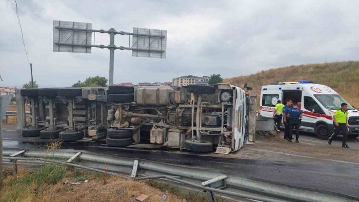 Tekirdağ’da Mıcır Yüklü Tır Devrildi: 1 Yaralı