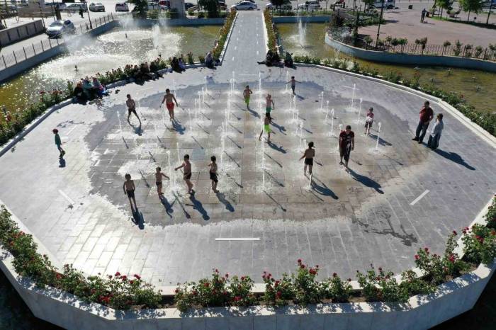 Çocuklar Islanma Havuzuna Akın Etti