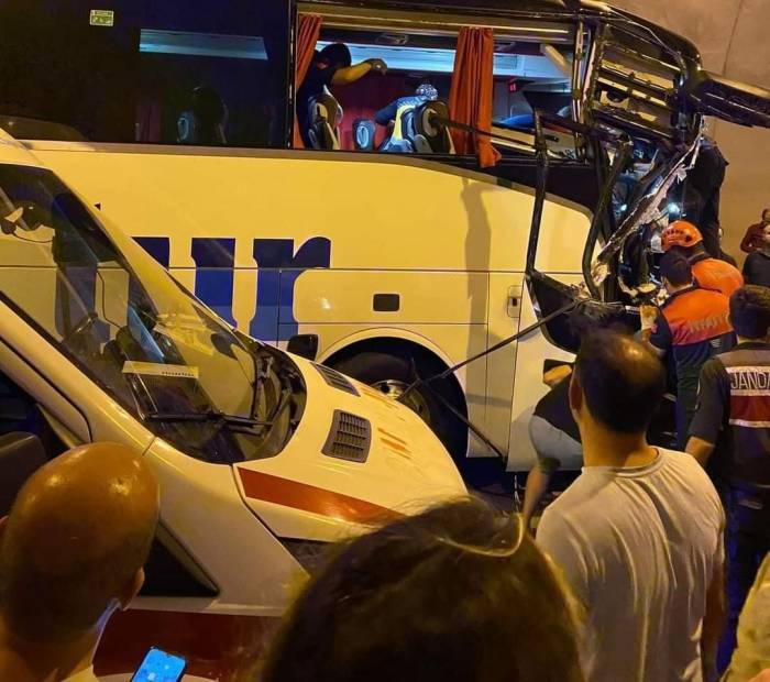 Yolcu Otobüsü Kamyona Arkadan Çarptı, 4 Kişi Hastanelik Oldu