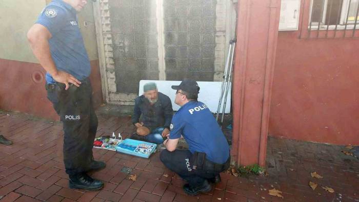 Dilencinin Kesik Bacağını Görünce Çığlık Atan Kadın, Polisi Harekete Geçirdi