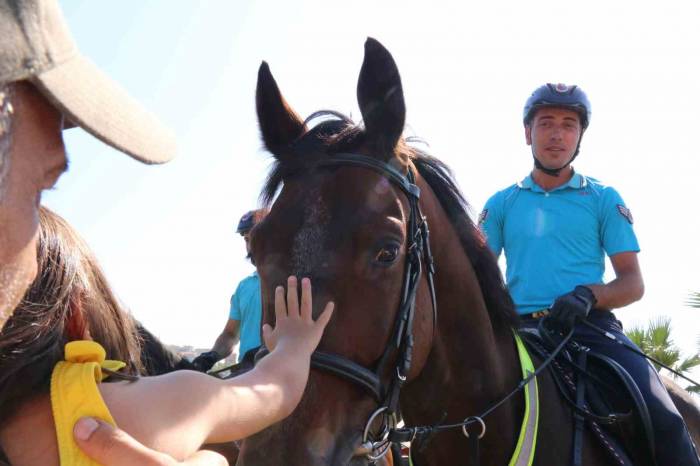 Atlı Jandarma Timi Huzur Ve Güveni Sağlıyor