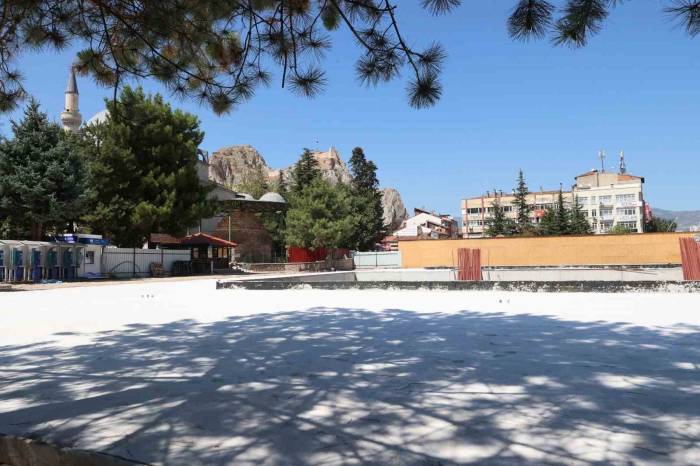 37 Yıl Önce İnşa Edilen Çarşıda Yenileme Çalışmaları Sürüyor