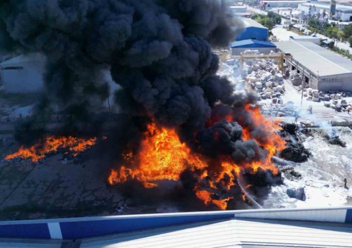 Geri Dönüşüm Tesisindeki Alevler Dron İle Görüntülendi
