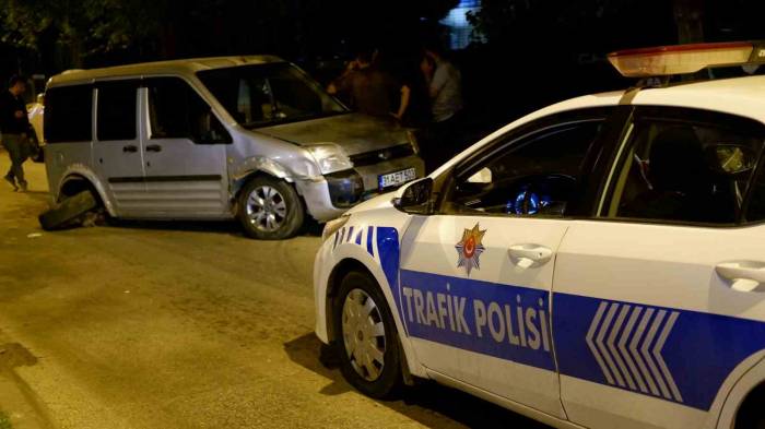 Alkollü Sürücü Ortalığı Birbirine Kattı, Park Halindeki 4 Araca Çarparak Durabildi