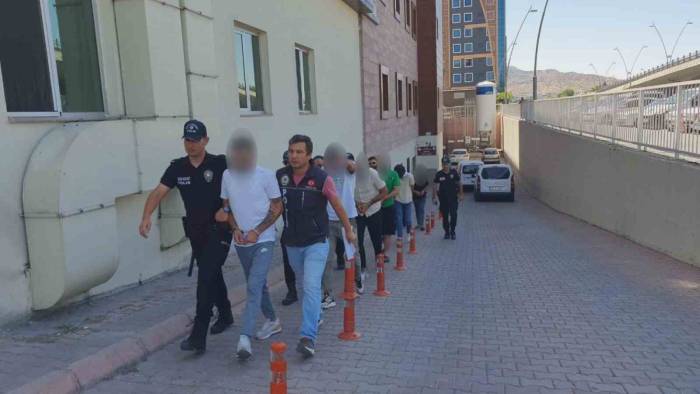 Polisten Kaçarken Kaza Yapan Uyuşturucu Tacirleri Adliyeye Sevk Edildi