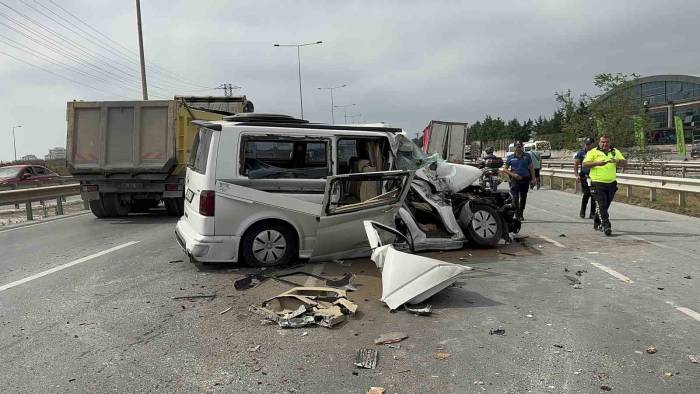 Arnavutköy’de Vip Taksi Karıştığı Kaza Sonucunda Hurda Yığınına Döndü