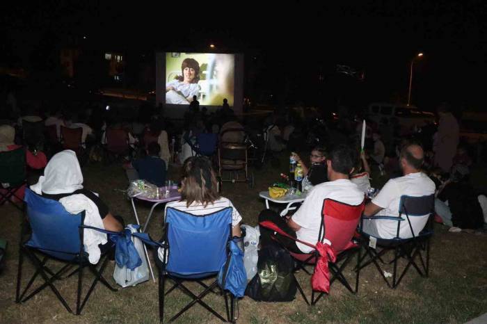 Sandalyesini Alan Yeşil Vadiye Koştu