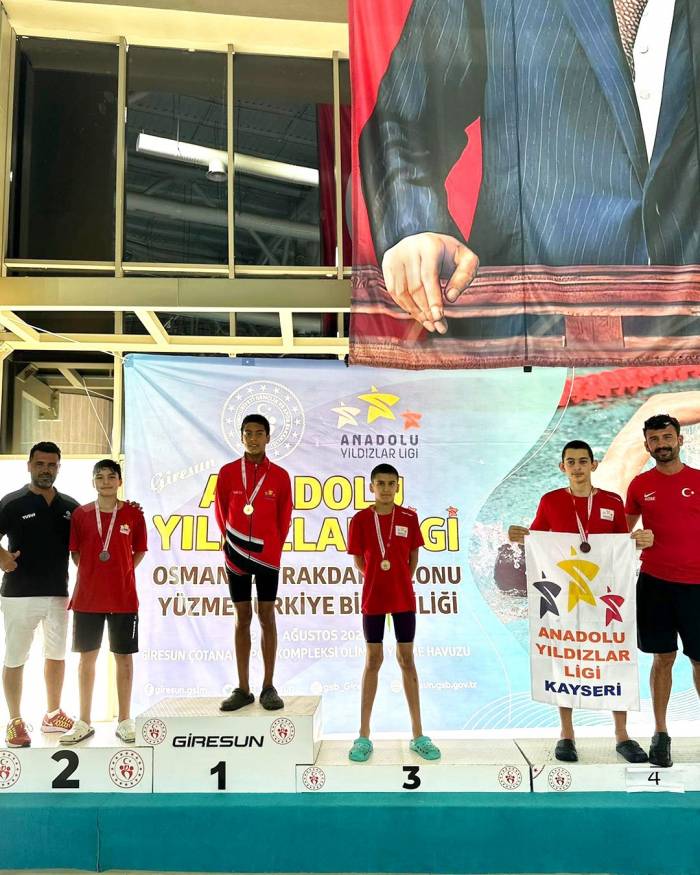 Denizlili Yüzücüler Türkiye Finallerinden 3 Madalyayla Döndü