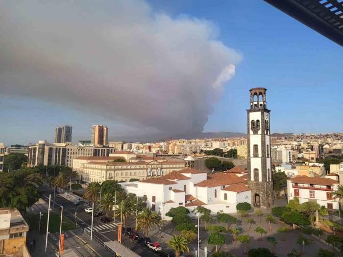 İspanya’nın Tenerife Adası’nda Orman Yangını Çıktı