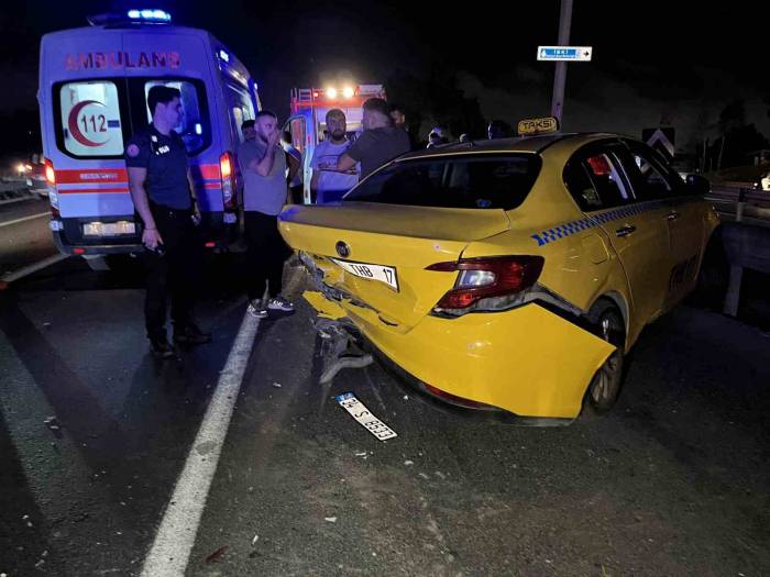 Otomobil Ticari Taksiye Çarpıp Kaçtı: 1 Ağır Yaralı