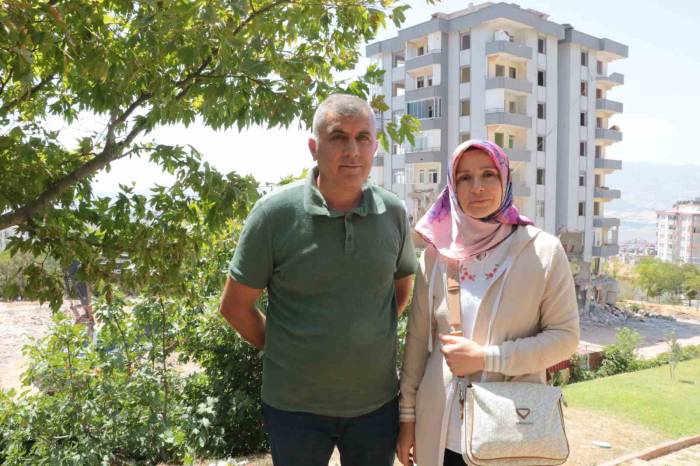 18 Yıl Yaşadıkları Binanın Yıkılmasını İzlediler