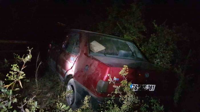 Otomobil Bariyeri Aşıp Şarampole Uçtu: 1 Yaralı