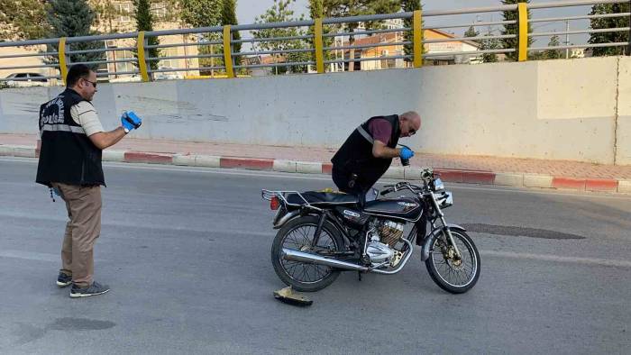 Motosiklet Alt Geçit Çıkışında Aydınlatma Direğine Çarptı: 1 Ölü, 1 Yaralı