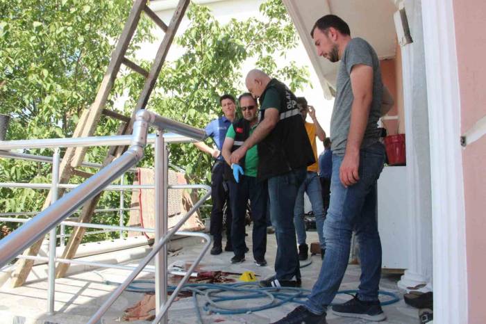 Tadilatını Yaptığı Çatıdan Balkona Düşen Usta Ağır Yaralandı