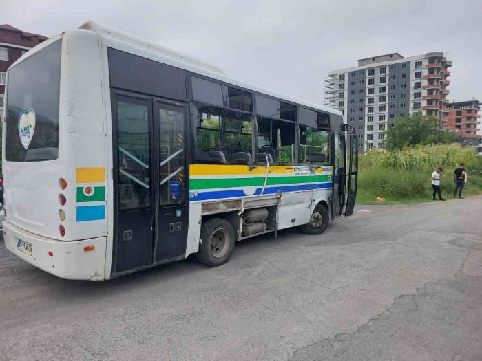 İş Makinesi İle Halk Otobüsü Çarpıştı: 7 Yaralı