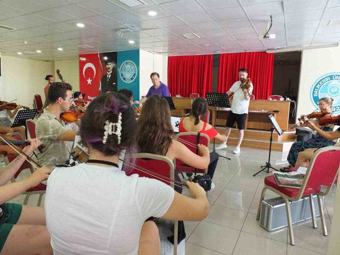 Ünlü Hocaların Eşliğinde Konsere Hazırlanıyorlar