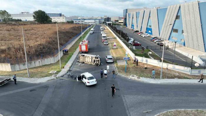 Otomobille Servis Aracı Kafa Kafaya Çarpıştı: 13 Yaralı