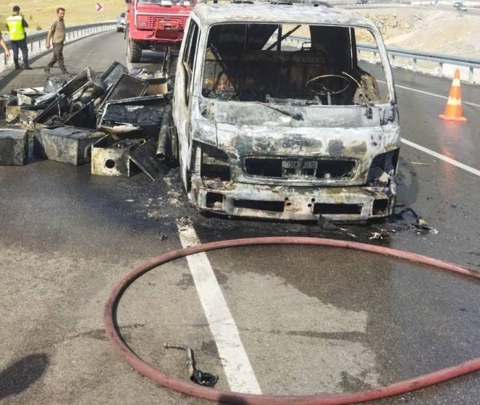 Doğal Gaz Kombi Yüklü Kamyon Küle Döndü