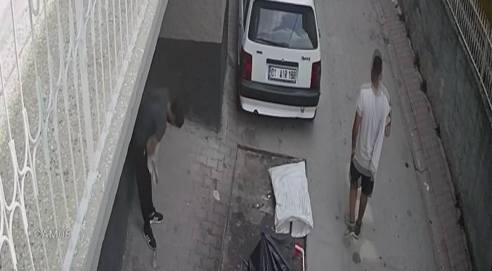 Eskici Kılığına Giren Hırsızlar Hasarlı Evden Eşya Çaldı