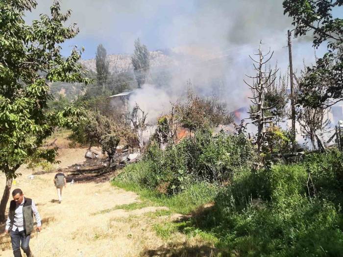 Adana’da Ev Yangınına Havadan Müdahale
