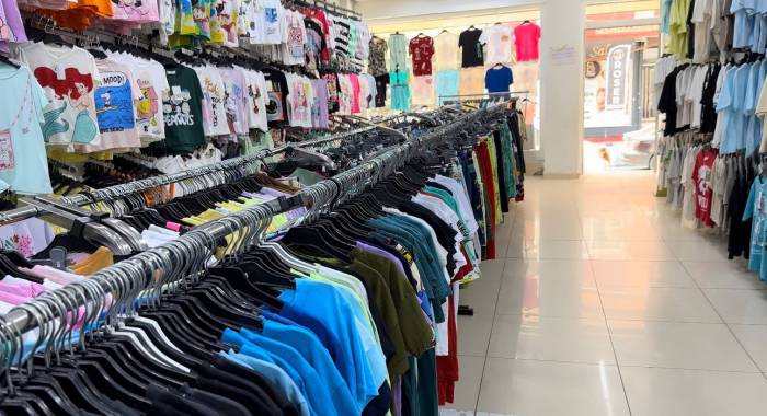 Arnavutköy’de Hırsızlık Yaparken Yakalanan Kadın, Kızarak Çocuğunu Tokatladı