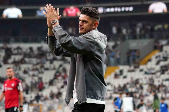 Chamberlain Ve Rashica Beşiktaş Tribünlerini Selamladı