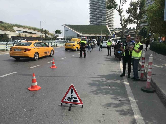 Trafik Polislerine Yakalanan Motosiklet Sürücüsünden Pişkin Cevap: “Biz Sanki Kaçmasını Bilmiyoruz”